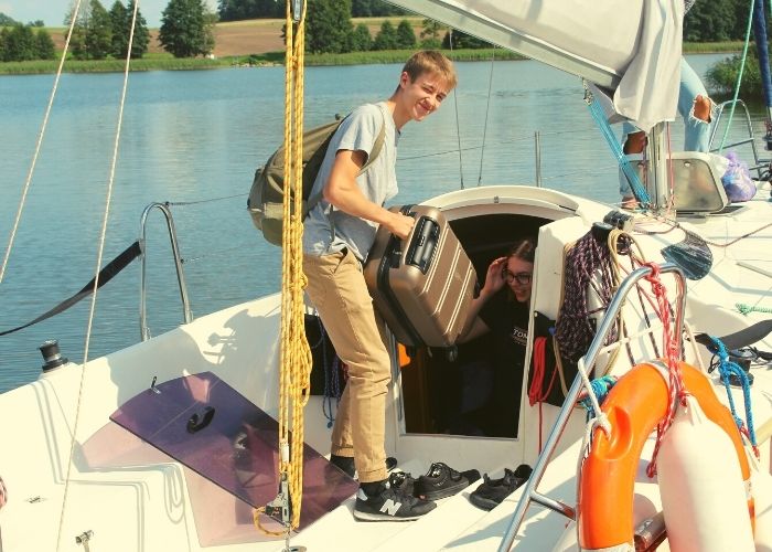 Czarterowicz pakuje wyczarterowany jacht na Mazurach typuy Twister 780