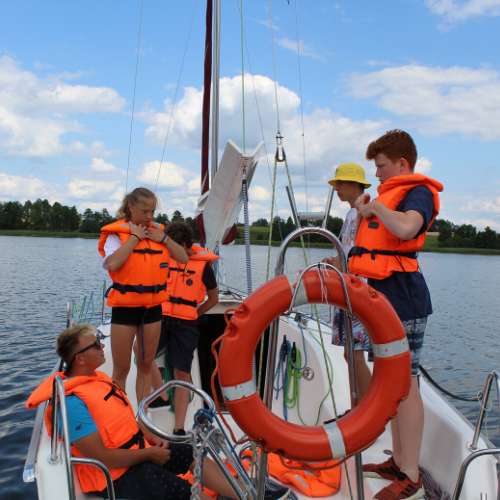 Młodzież przed egzaminem na patent żeglarza jachtowego na Mazurach 