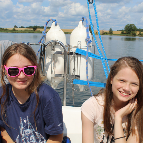 Dziewczyny na pokładzie w trakcie obozu żeglarskiego